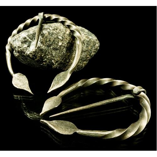 PENANNULAR CLOAK BROOCH - Leaves - Hand Forged Steel